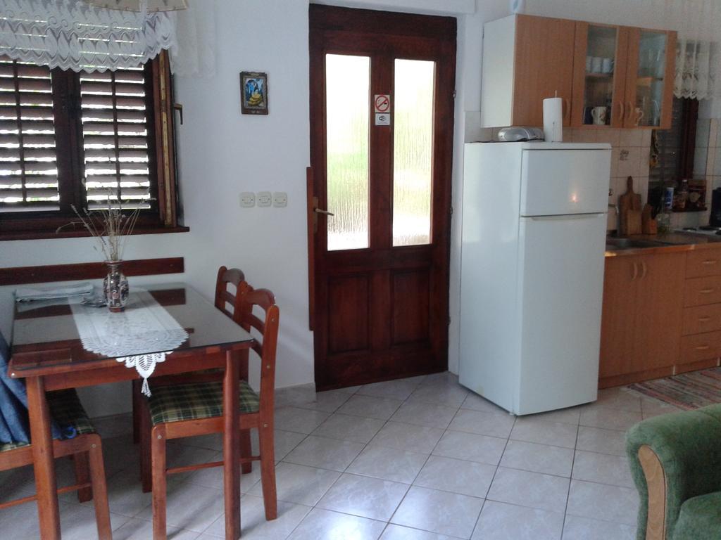 Apartments Marina Supetar Ngoại thất bức ảnh